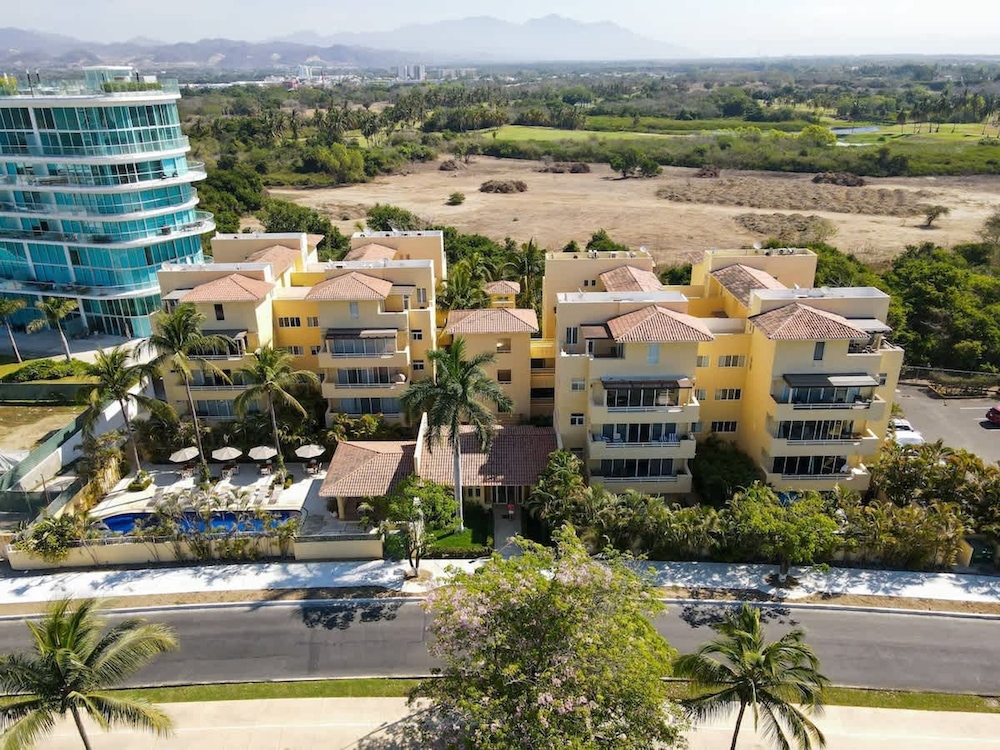 Sleeps 6 Views Beach 1 Block