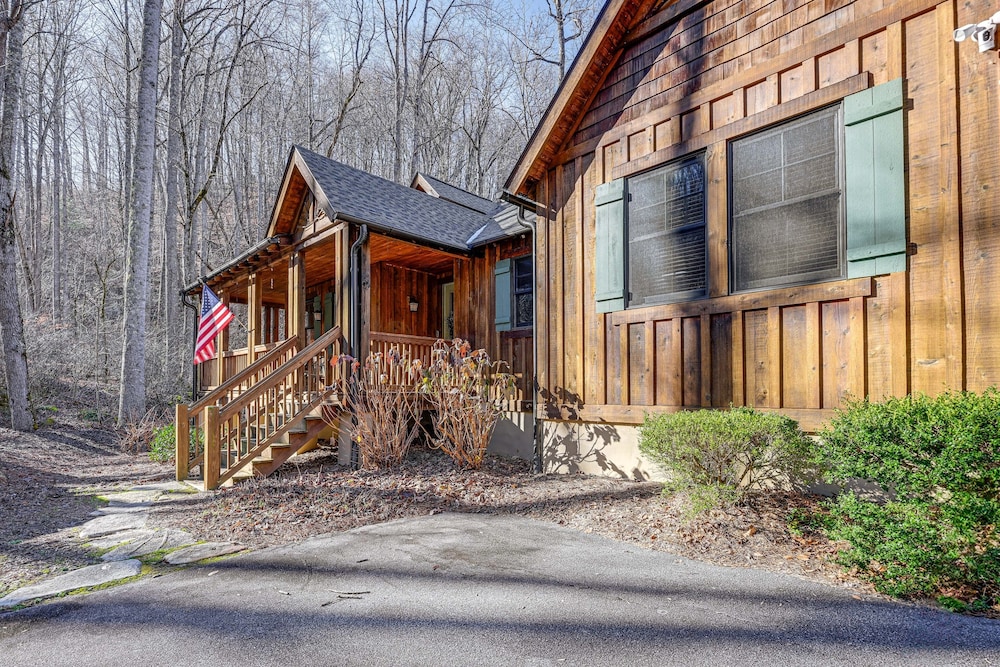 Tuckasegee Cabin ~ 3 Mi to Bear Lake! view 4