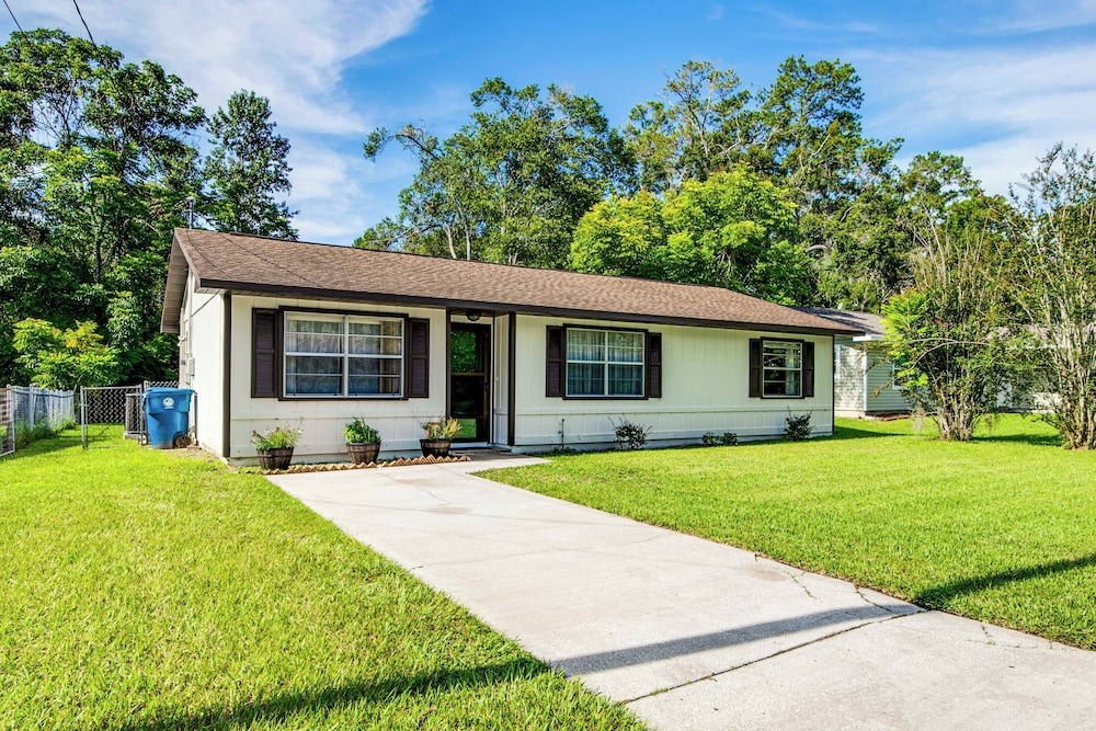 Explore Weeki Wachee Springs: Pet-friendly Home