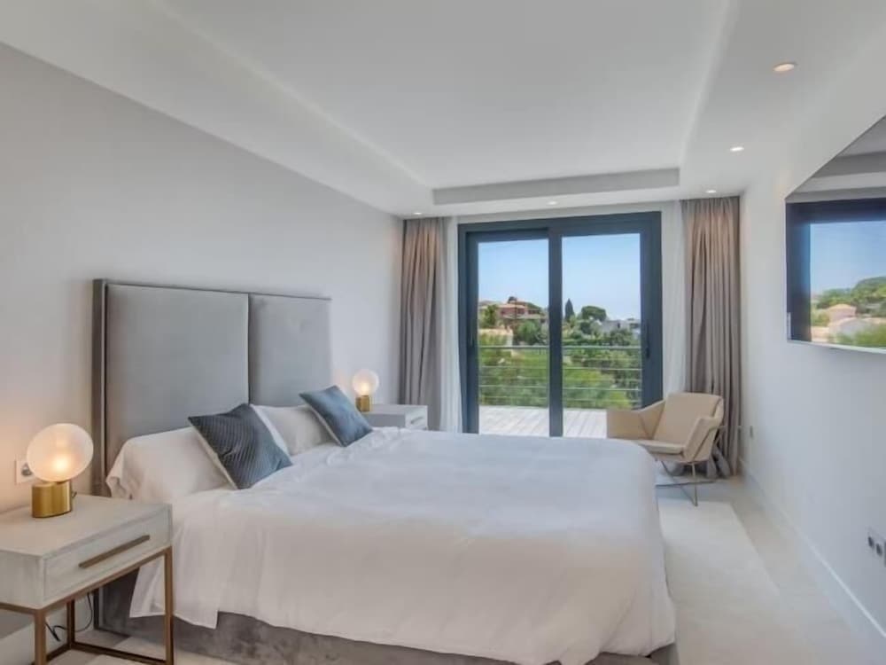 Sunrise Villa Marbella by Lodgerstrip