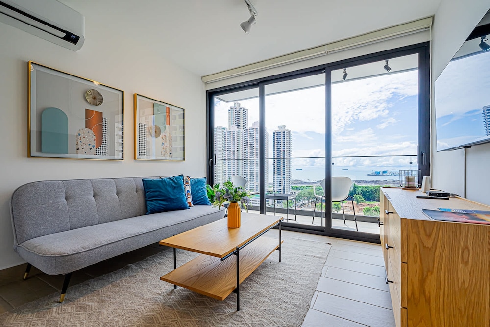 w Majestic 1BR w Stunning Balcony View