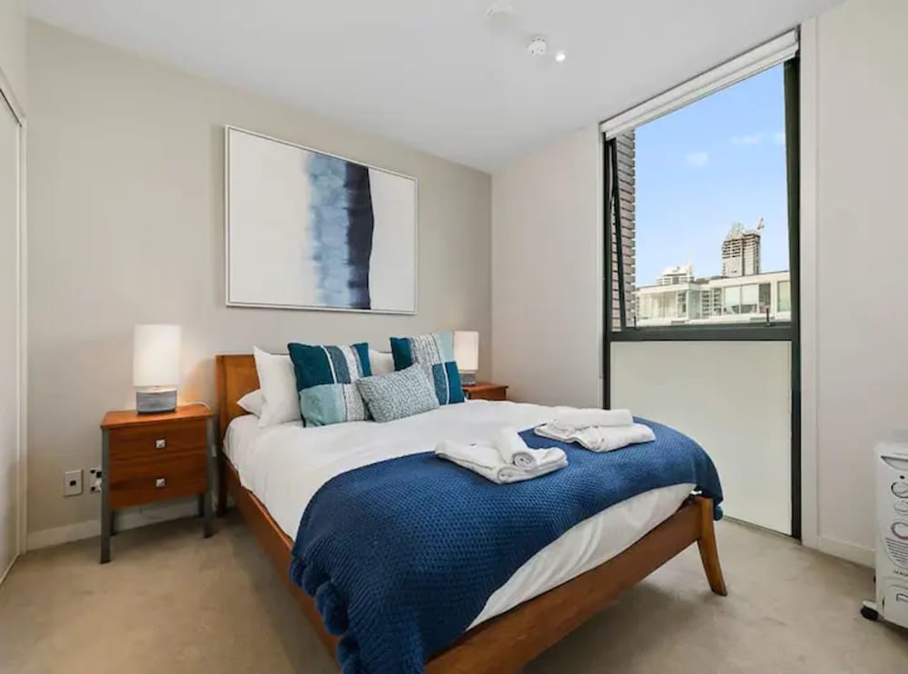 Beautiful 2BR - Pool, Gym & Parking Zodiak Stays view 3