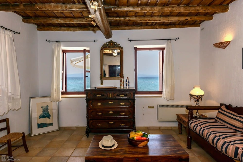 Waveside Sanctuary - Luxurious Seastone Villa