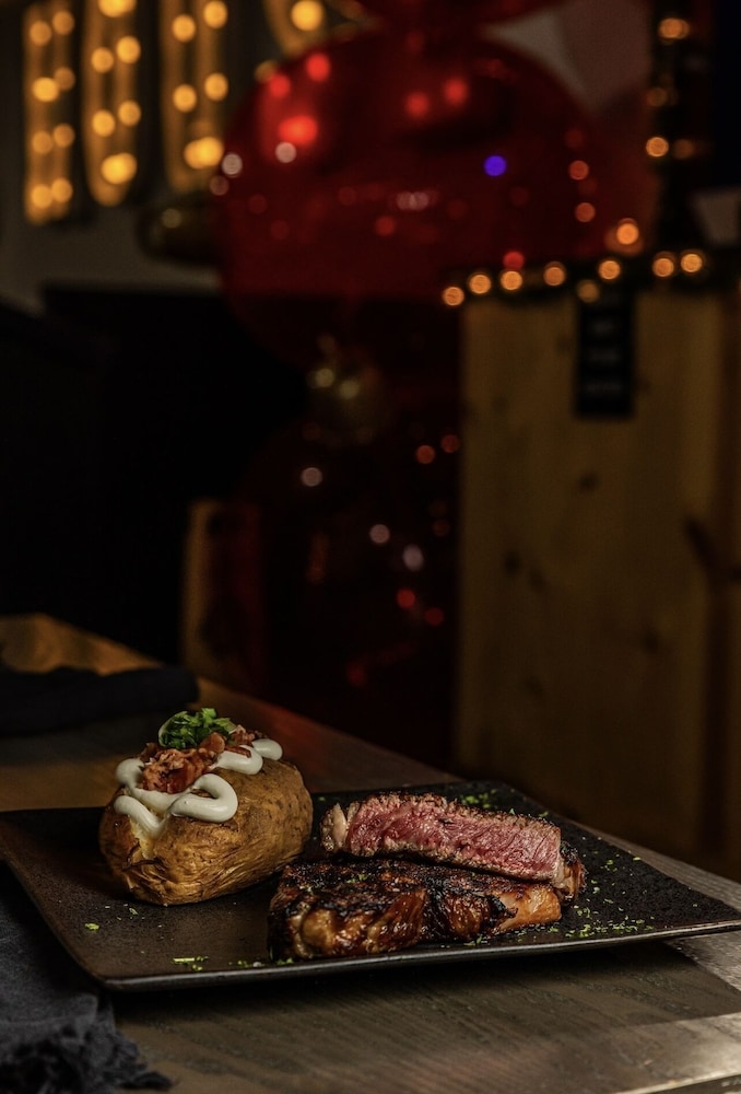 Road House Hotel  RV Park - Property Image 12