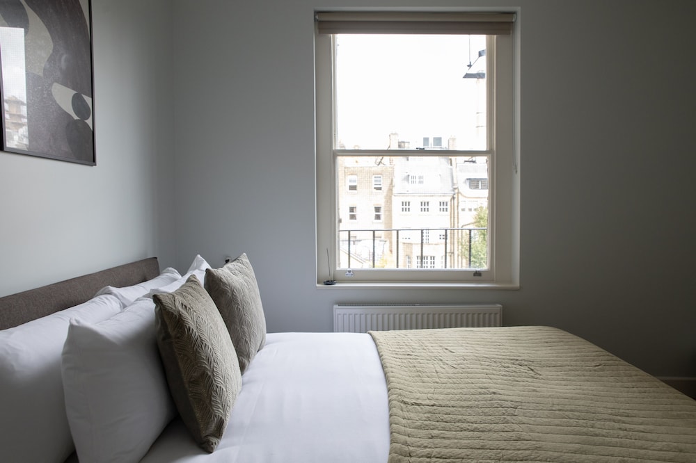 Gulaid House Knightsbridge by Bob W London