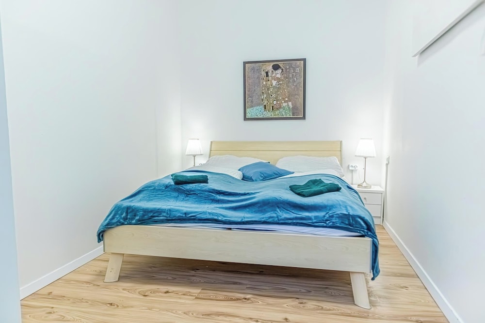 Elegant 2BR Apt Steps from Westbahnhof