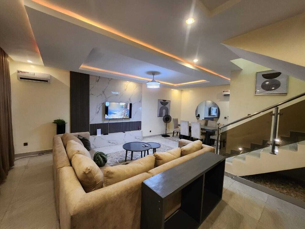 Charming 2- Bedroom Duplex