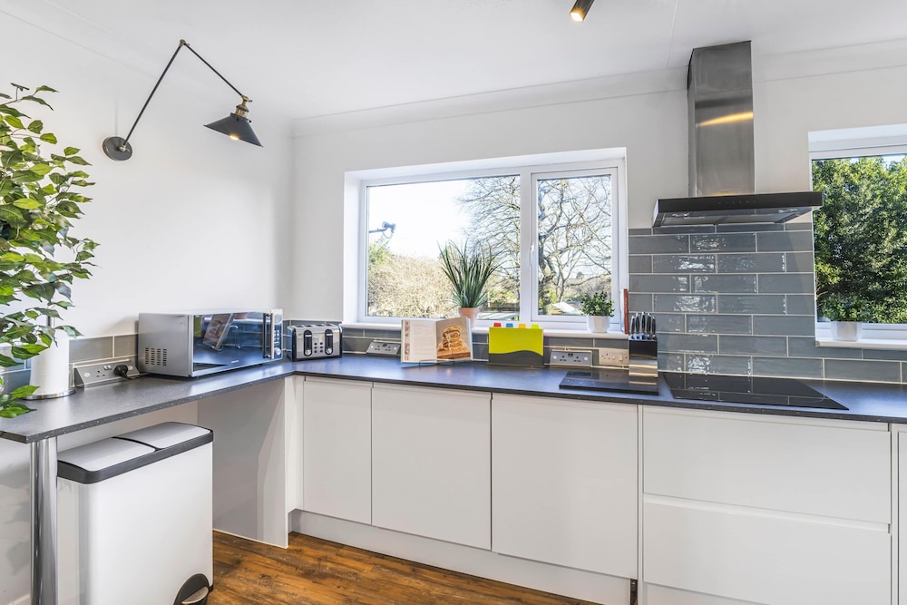 Elegant 4BR House Near City Centre Angus Suites