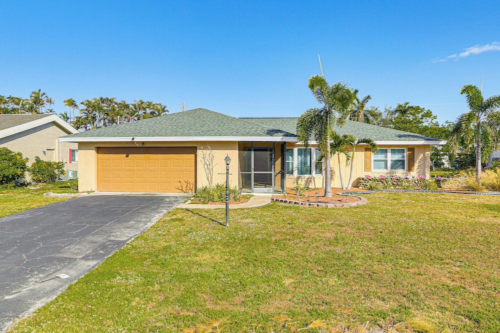 4 Mi to Lakes Park: Family Home in Fort Myers!