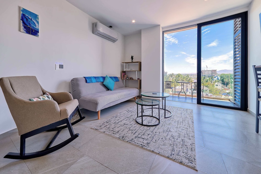 1BR Apartment - Private Balcony - Pool - Gym