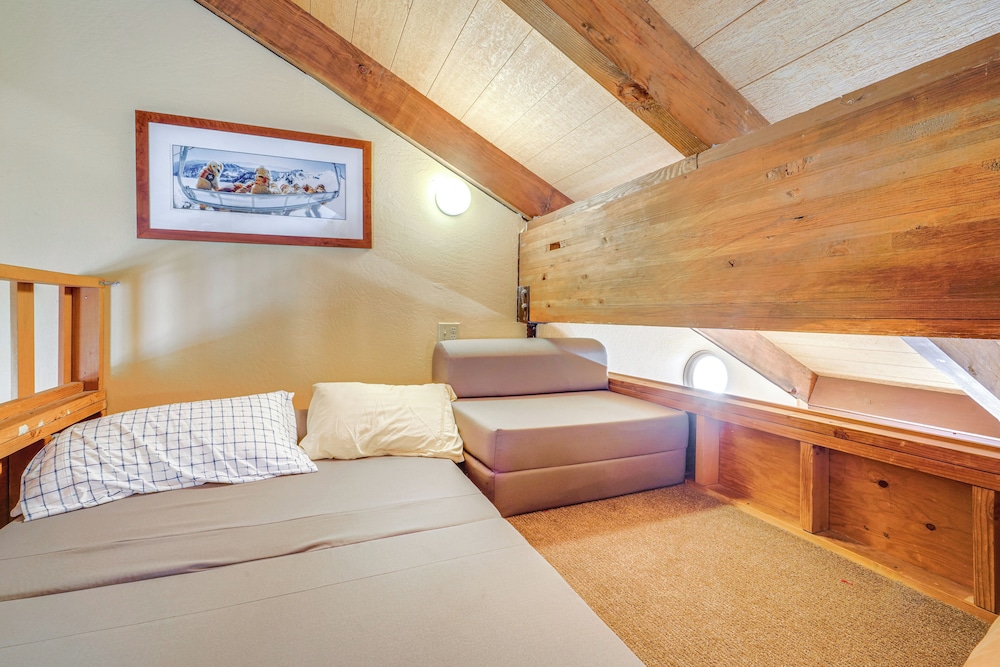 8 Mi to North Tahoe Beach: Truckee Resort Condo