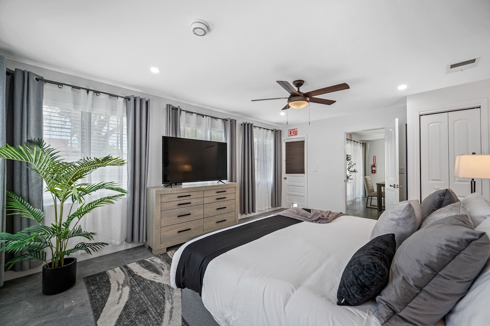Luxury Retreat: Pool, Games, Basketball & More!