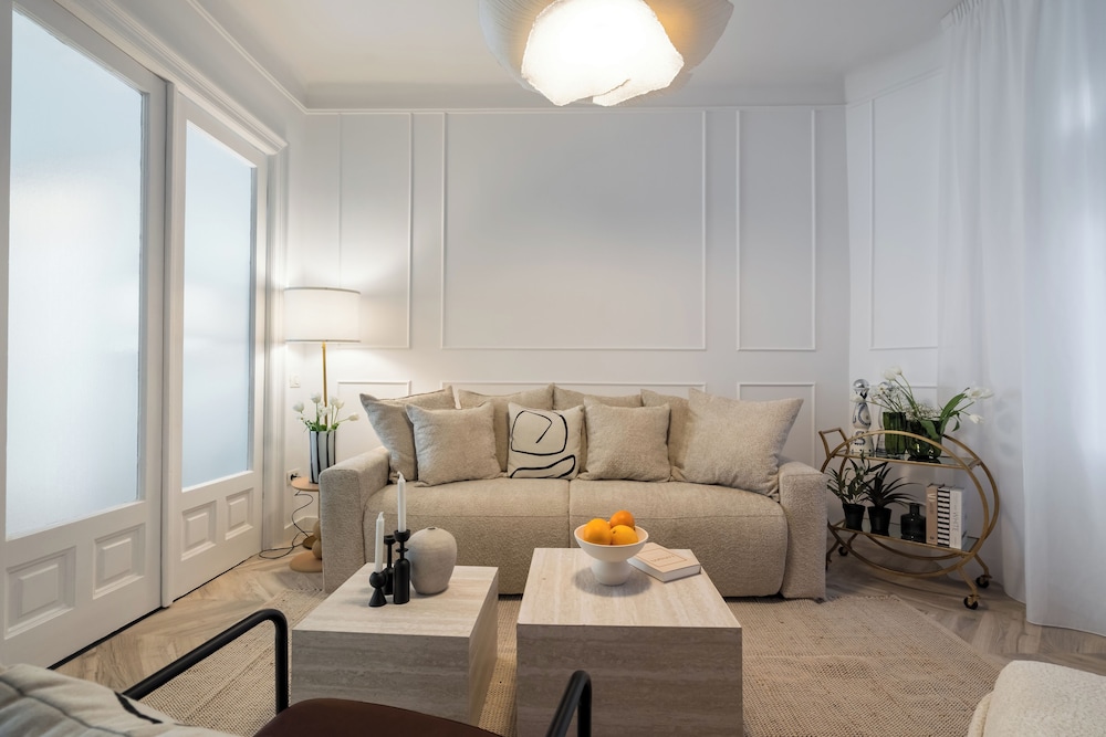 Refined & Spacious 3-Bedroom Flat Near Cismigiu, Balcony with Boulevard Views