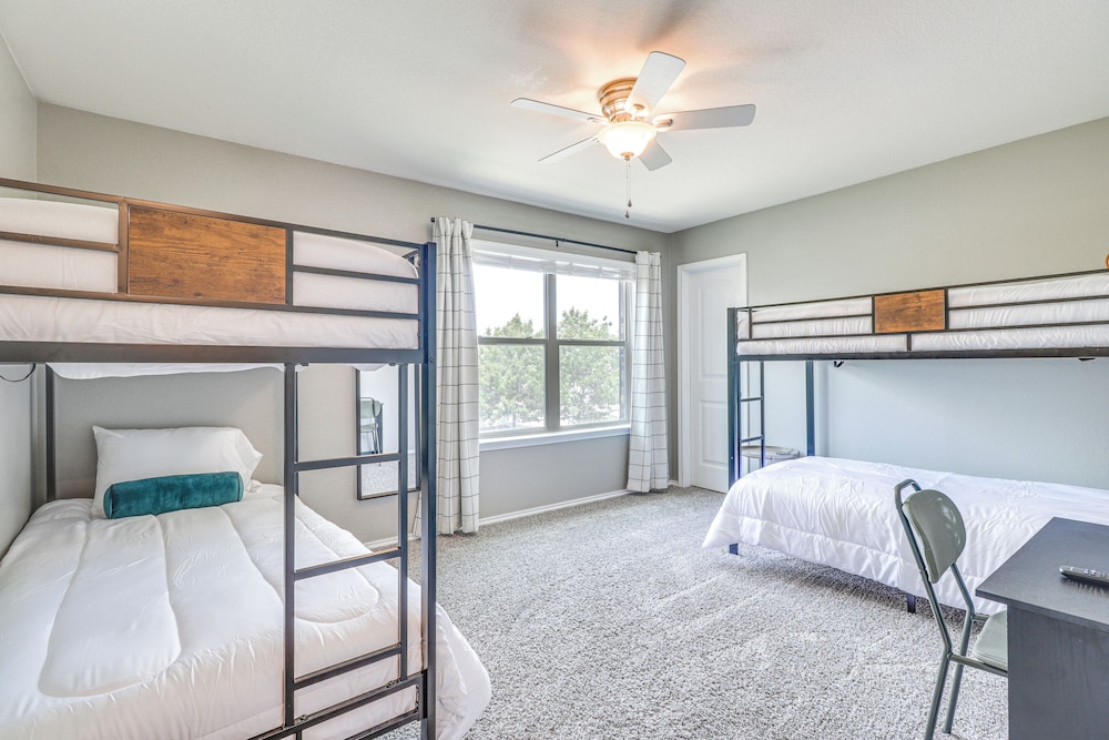 10 Mi to Dtwn Austin: Family Home w/ Communal Pool