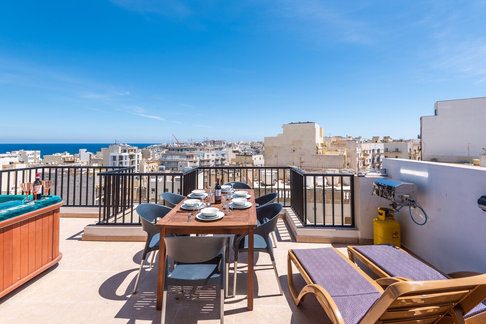 Seashells Penthouse Hot Tub Seaview by Getaways Malta photo 5