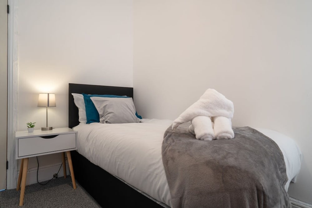Cozy 3 Bed Apartment - Parking