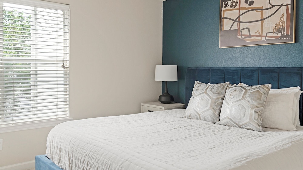 Landing Beautiful 1bd, Courtyard, Clubhouse