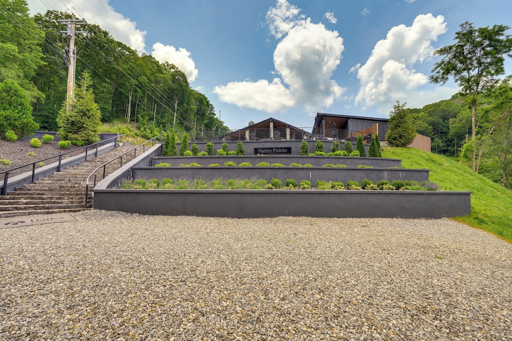 Hot Tub, Game Room & Views: Mars Hill Mtn Retreat!