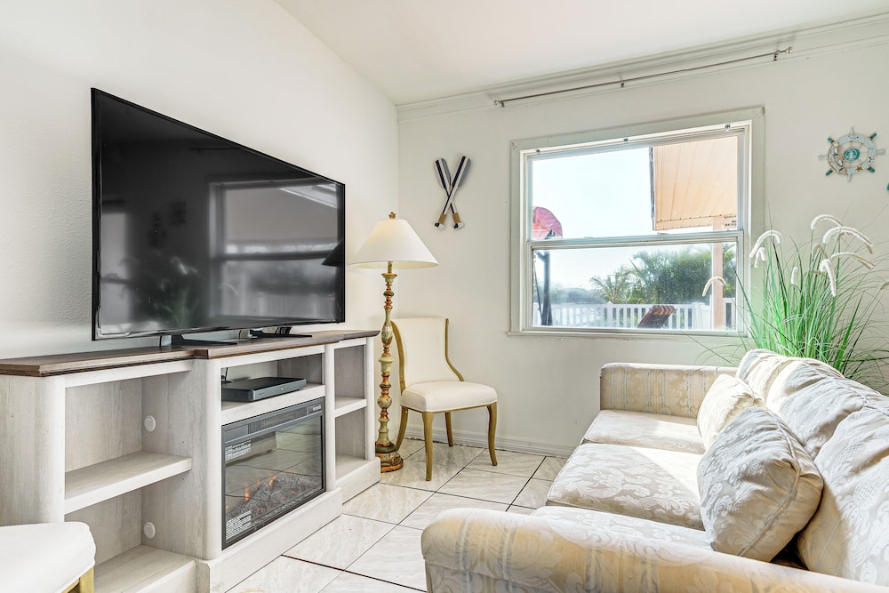 < 1 Mi to Hudson Beach: Waterfront Apt w/ Dock