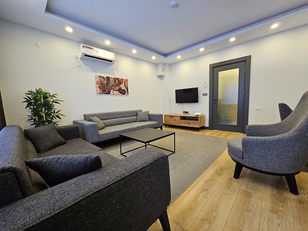 New Flat Large Living Space 2-5 Near By Lara Beach