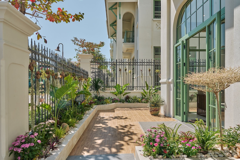 Luxury 4 bedroom Solar Villa