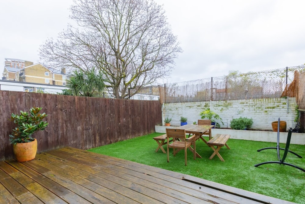 Scandi-style 2BD Maisonette W/garden Brick Lane!