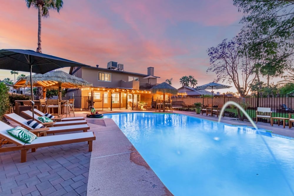 Tiki Paradise w Htd Pool Putt Grn Tiki Bar