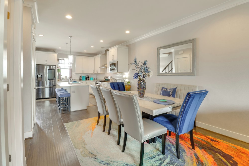 Walk to Ocean: Group Getaway in Virginia Beach!