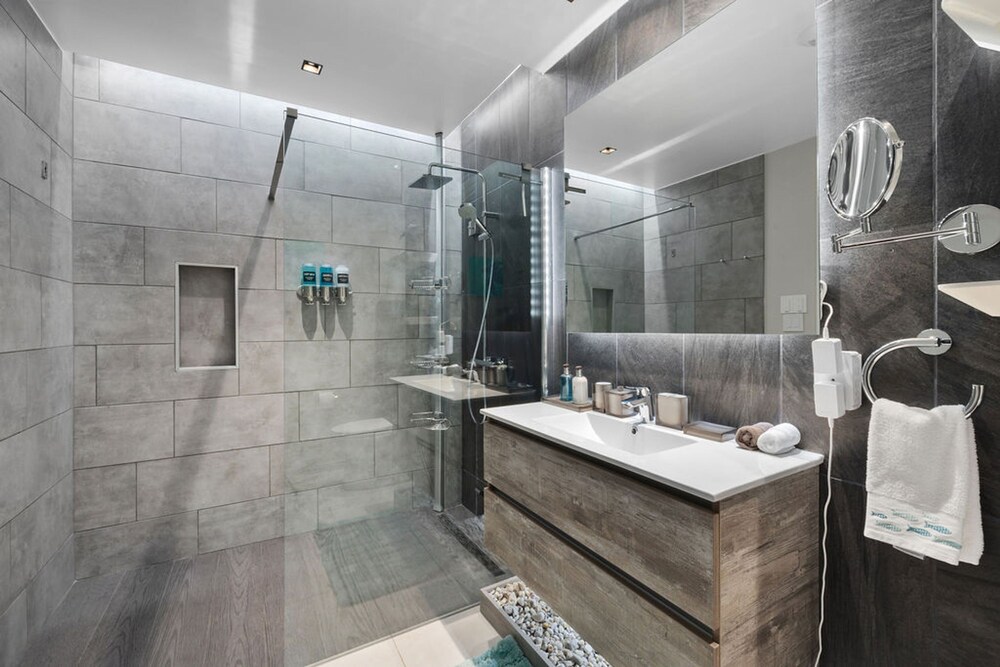 Beachfront Luxury NEW 3br2 5BA Condo Eagle Beach