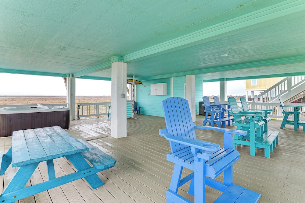 Walk to Beach: Home w/ Hot Tub & Deck in Gilchrist