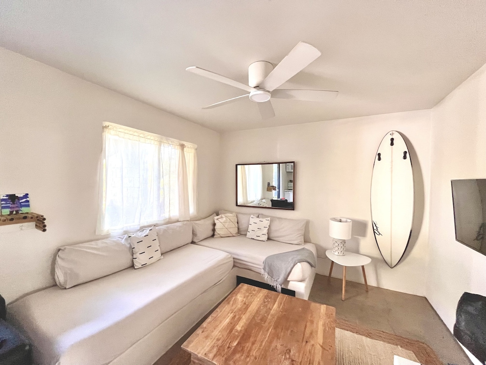 Akule Clubhouse: Awa 1 Bedroom Apt by the Beach 1 Condo by RedAwning