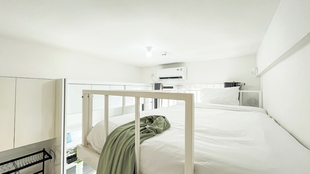 Modern Look And Homey Studio At Apartment Sky House Bsd