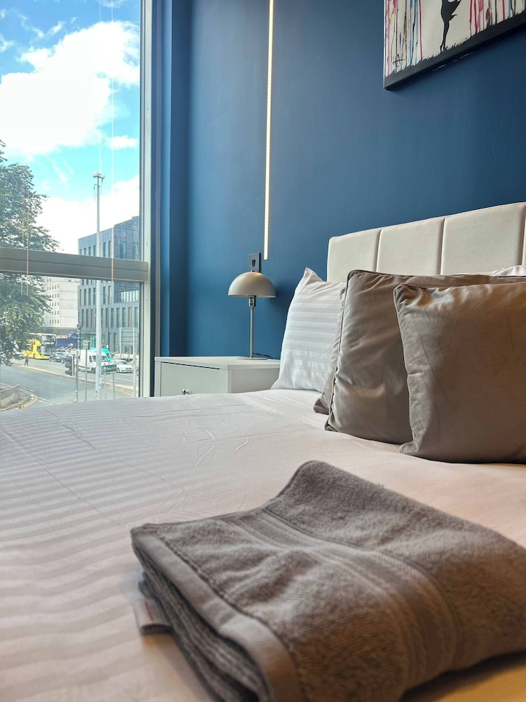 Modern City Blue Apartment Next To The AO Arena Free Parking
