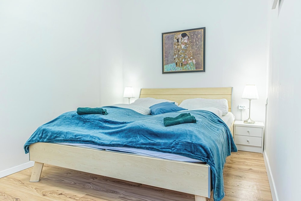 Elegant 2BR Apt Steps from Westbahnhof