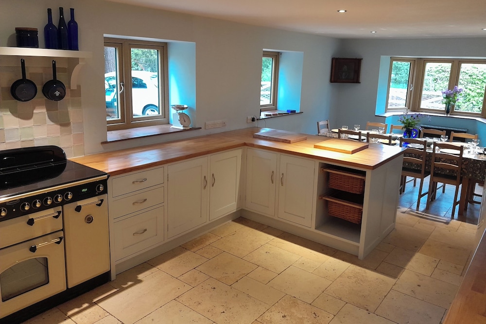 Canal-side 5-bed Cottage - Sleeps 10, Pet Friendly