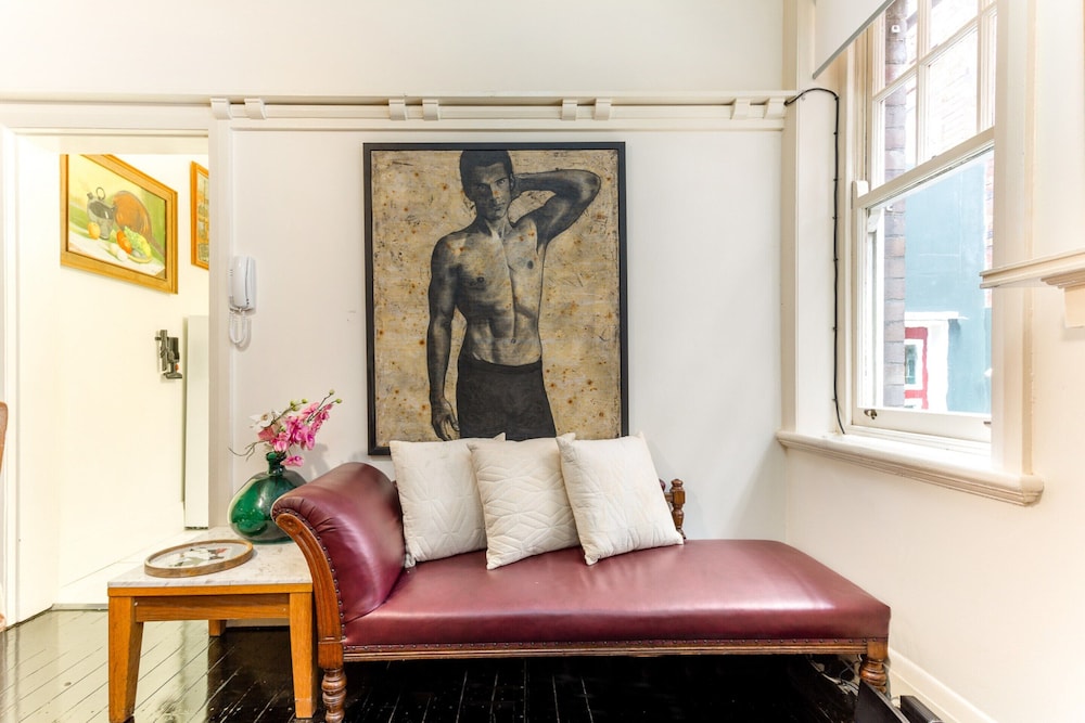 Eclectic Art Deco Apartment in Great Location