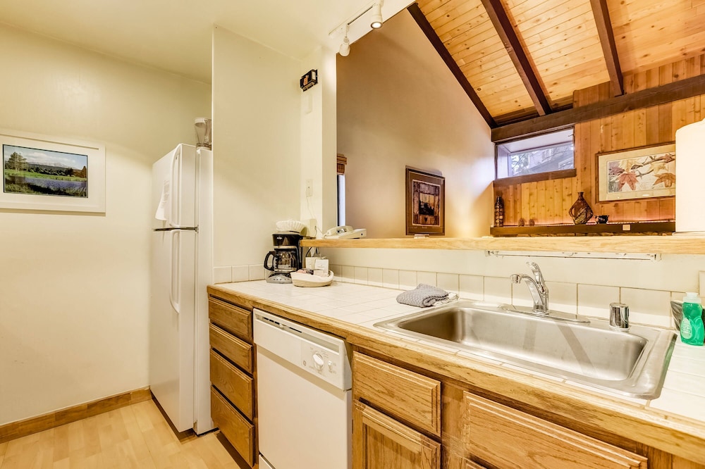 Lakeland Village - Walk to the Beaches of Lake Tahoe!