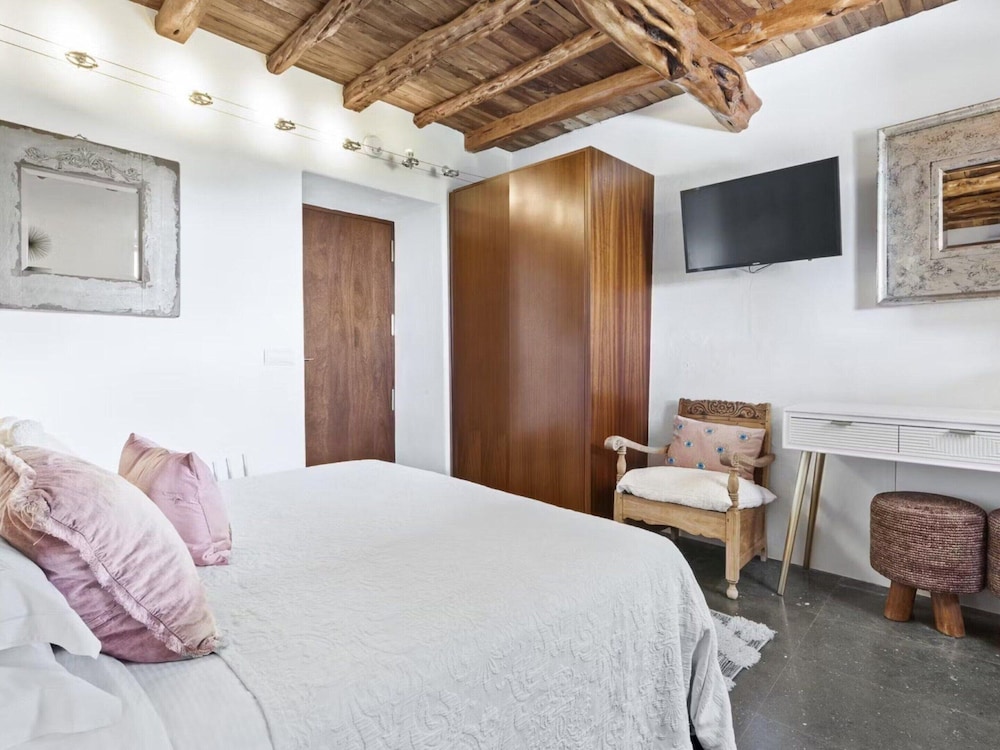 Rural Hideaway Villa in Stcarlos