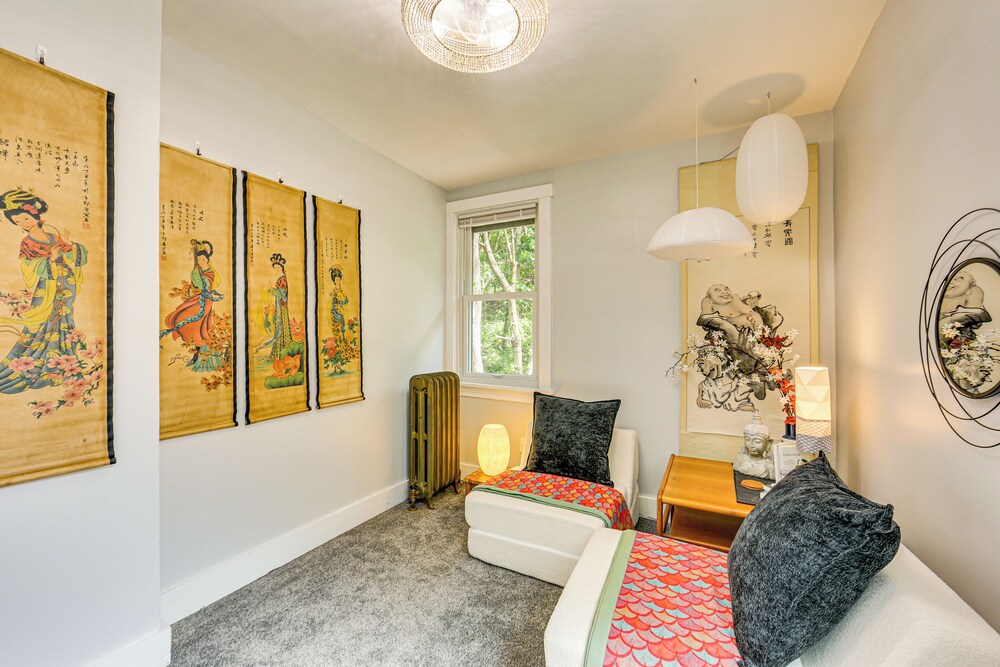 3 Mi to Frick Park: Artsy, Urban Retreat w/ Deck