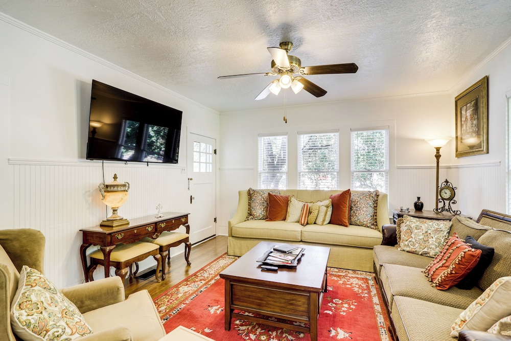 1 Mi to Dtwn! Restored 1930s Brenham Retreat, photo 28