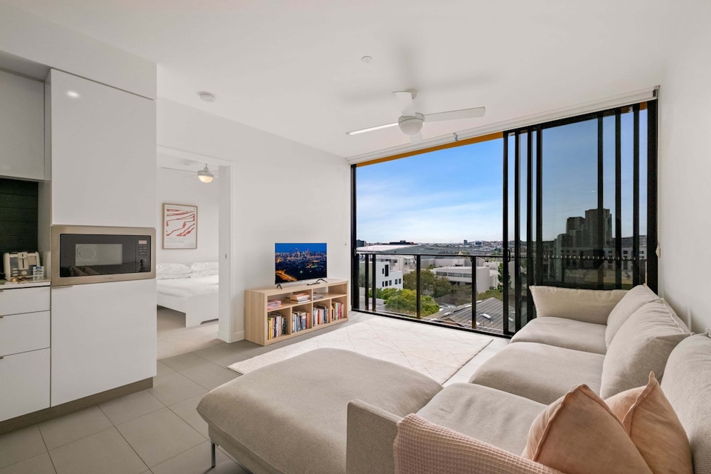 Sunny 2-bed in Valley With Premium Amenities