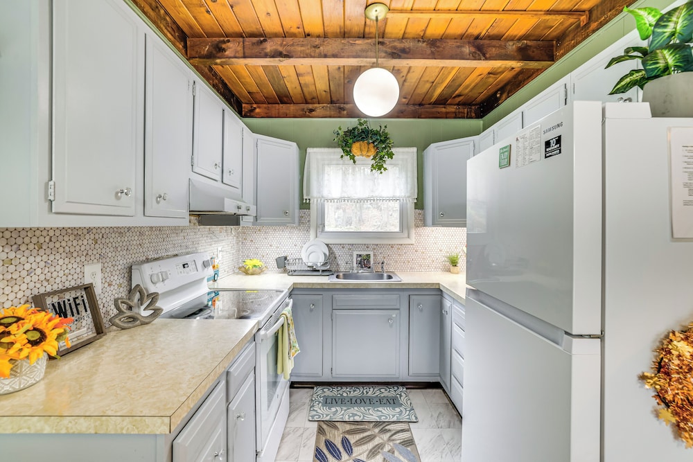 Family Friendly: Streamside Retreat in The Hideout