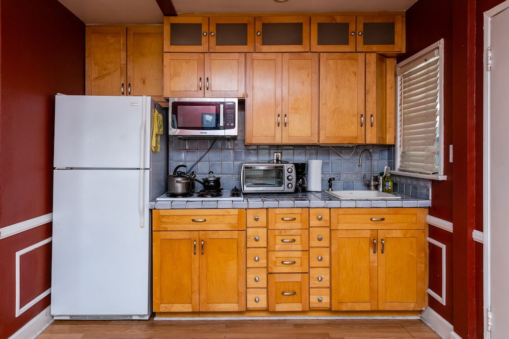 Hollywood Hills Suites