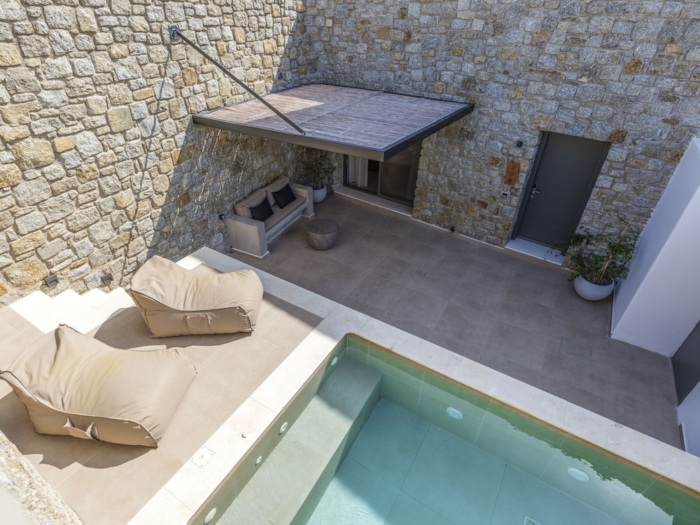 Evi Suites & Villas