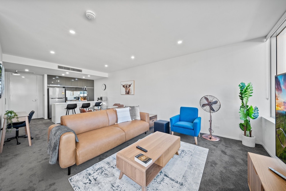 Stylish 1-bed Retreat Steps From Foreshore