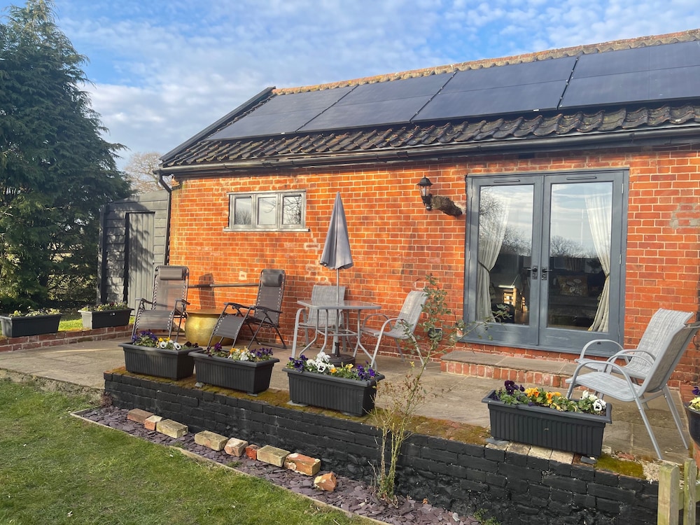 The Tack Room Cottage - Sleeps 4, Garden & Parking