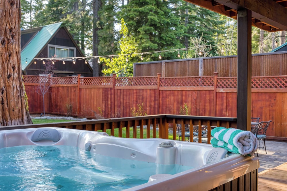 Washoe Chalet by Avantstay Game Room, Hot Tub, Putting Green & Fire Pit