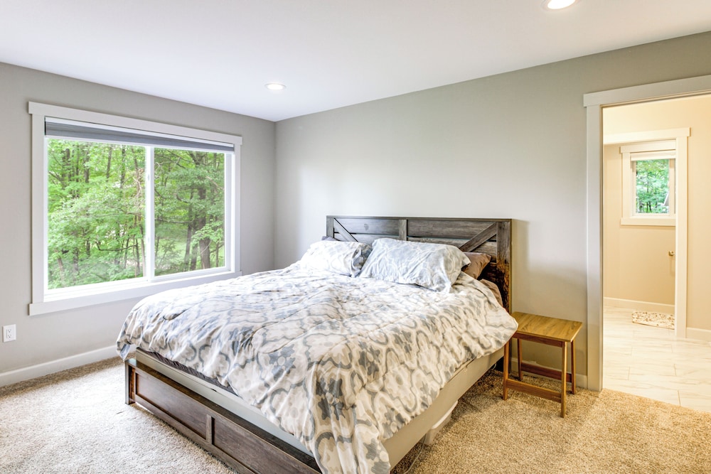 Hot Tub & Game Room: Lakefront Merrifield Retreat!