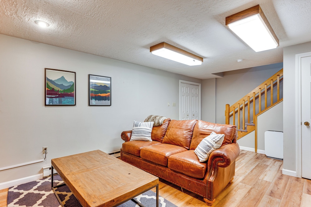 Condo w/ Deck & Grill < 5 Miles to Loon Mountain!