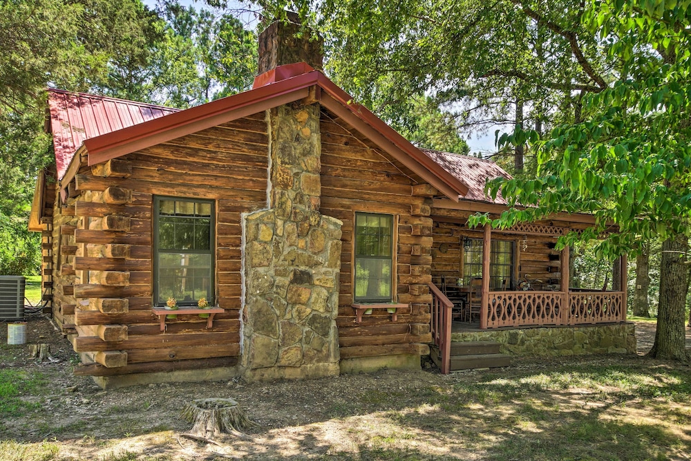 Peaceful Log Cabin Escape Near Table Rock Lake! view 3